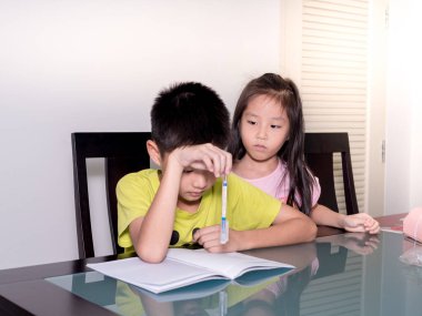 Asya kız kardeşim bak kardeşi eğitim ve ödevini evde yapıyor tablo, evde eğitim, düşünme eylemi