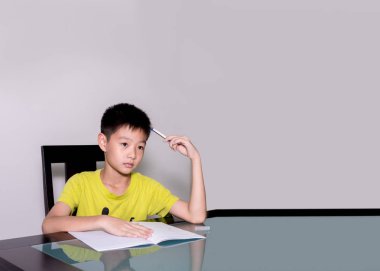 Asya öğrenci çocuk eğitimi ve ödevini evde yapıyor tablo, evde eğitim, düşünme eylemi