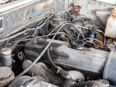 Eski ve pis dizel yakıt sistemi araba motor garajda.