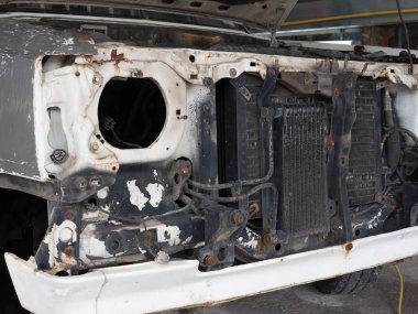 Eski ve pis dizel yakıt sistemi araba radyatör garajda.