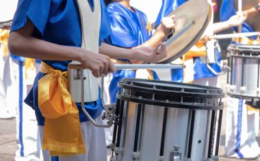 Grup erkek ve kız Tay geleneksel Tekdüzen zekâ içinde closeup