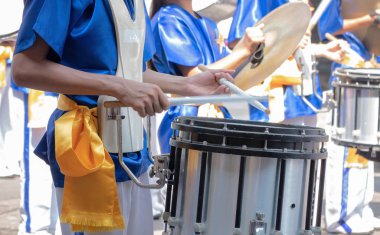 Grup erkek ve kız davul ile Tay geleneksel üniformalı closeup. , trampet