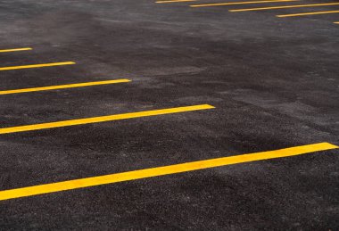 Park yeri için motosiklet ve bisiklet sarı çizginin arka plan ile. Asfalt yol