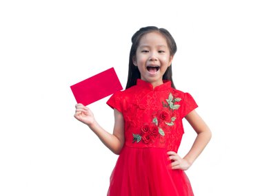 Şirin Asyalı kız cheongsam Çin ve Çin geleneği elbise kırmızı zarf, Çin yeni yılı kavramı, beyaz arka plan ile