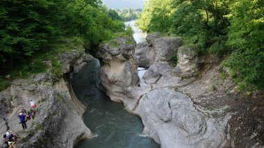 Khadzhokh Kanyonu Belaya Nehri Kamennomostsky, Adıge Cumhuriyeti Rusya üzerinde. 06.20.2016 yapılan fotoğraf. Kamera Sony Ilce-3500. 