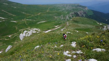 Adıge, Rusya'nın Lago-Naki alan. Caucasus tabiatı. Lago-Naki yeri kenarına. Küçük Oshten tepe tırmanma. 06/23/2016