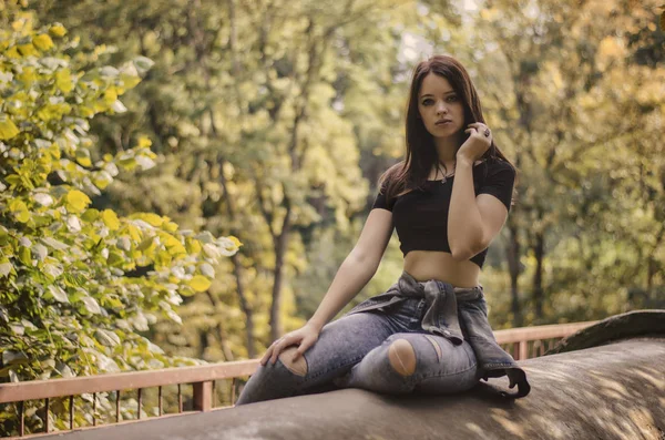 Kız şehir parkta yürüyüş