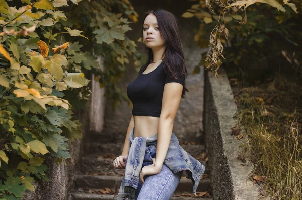 Chica Caminando Parque Ciudad — Foto de Stock