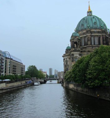 berlin'de köprüden kasvetli görünümü