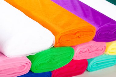 Rulo çok renkli kumaş. Tül. düzgün bir şekilde üst üste yığılmış