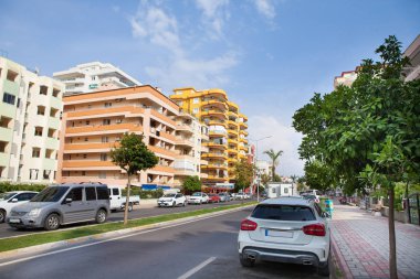 İnsanlar olmadan şehir sokak. Yaz aylarında güneşli hava çekim
