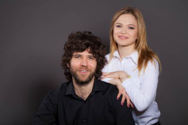 Karşı siyah adam siyah beyazlı kız eğildi. Stüdyo vurdu