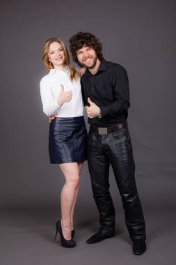 Beyaz bir kız bir erkek siyah sonraki duruyor. Her ikisi de Laik bir jesti göster. Stüdyo vurdu