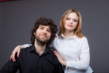 Siyah bir adam karşı beyaz bir kız eğildi. Stüdyo vurdu