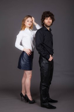 Genç sarışın bir kadın bir adam siyah giysili eğildi