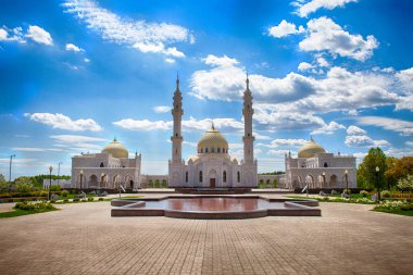 Bulgar, Rusya - 26 Haziran 2017: Turist Beyaz Camii gerekçesiyle yürüyüş.