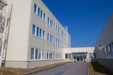 modern üç katlı ofis binası ile yangın çıkışı