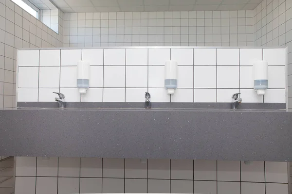 3 umywalki w WC, z białymi ścianami kafelkami — Zdjęcie stockowe