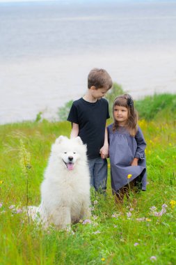 Erkek ve kız ile büyük Dağı köpek Samoyed, yaz aylarında