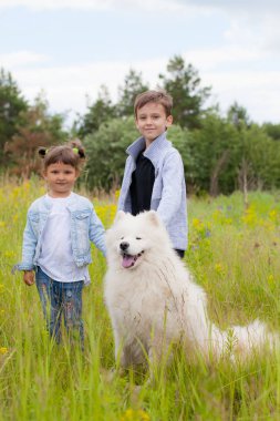 Erkek ve kız ile büyük Dağı köpek Samoyed, yaz aylarında