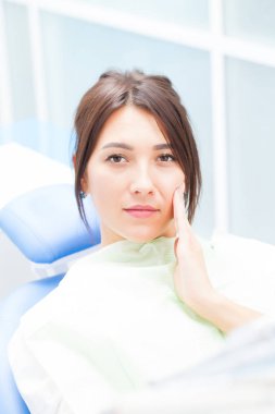 Bir diş hekimi diş ağrısı şikayet bir genç kadın. Stomatology. Bir koltuk ve kamera bakar bir hastada