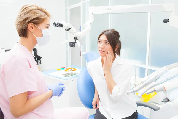 Junge Frau beim Zahnarzt klagt über Zahnschmerzen. Zahnmedizin. Arzt und Patient — Stockfoto