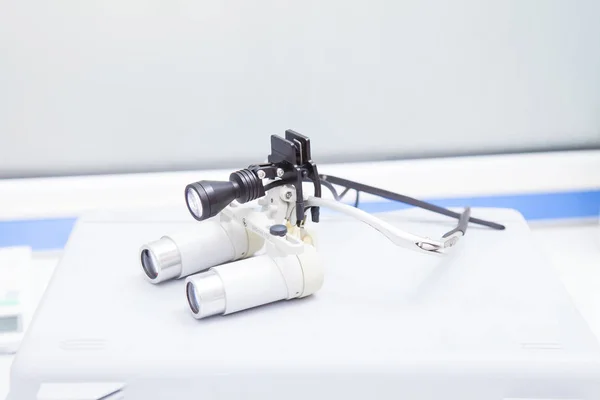Glasögon-mikroskop av tandläkare, glasögon förstoring binokulär — Stockfoto
