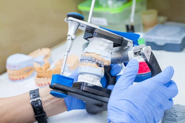 Tandtekniker som arbetar med artikulator i dentallaboratorium — Stockfoto