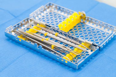 bir kutu içinde diş aletleri