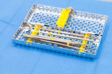 bir kutu içinde diş aletleri