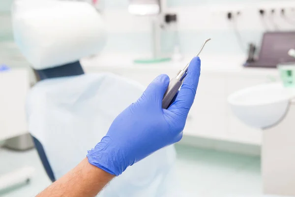 Hiss, dental verktyg. I handen av en tandläkare — Stockfoto