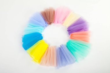 Bir halka içine katlanmış renkli oluklu tül kumaş parçaları. yukarıdan görüntülemek.