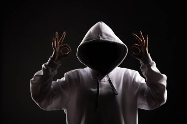 siluet siyah bir arka plan, yüzünü bir kaputa bir adamın görünür değil