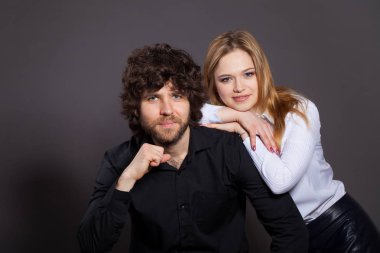 Karşı siyah adam siyah beyazlı kız eğildi. Stüdyo vurdu