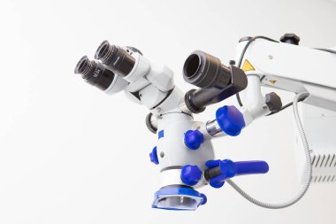 Profesyonel diş endodontik dürbün mikroskobunun görüntüsü