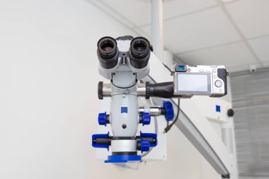 Bir profesyonel diş Endodontik binoküler mikroskop tedavi odasında bir kamera ile görüntü