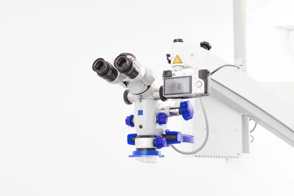 Immagine di un microscopio binoculare endodontico professionale con fotocamera — Foto Stock