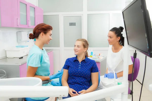 Tandarts Orthodontist Communiceert Met Patiënt Aanwezigheid Van Een Assistent Tandheelkundige — Stockfoto