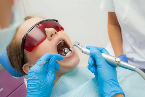 Procedimiento odontológico médico de primer plano de pulido de dientes con limpieza de depósitos dentales y odontología — Foto de Stock