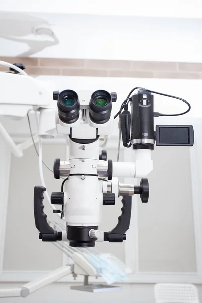 Imagen de un microscopio binocular endodóntico dental profesional con una cámara en la sala de tratamiento — Foto de Stock