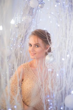 arka planda ışıkları ile güzel bir genç kadın portresi. Yeni yıl ve Noel Temalar