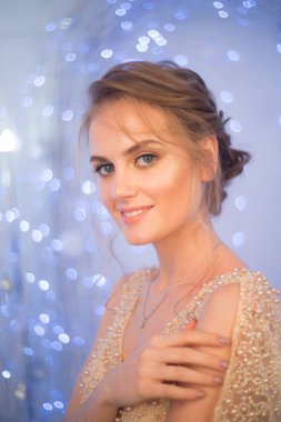 arka planda ışıkları ile güzel bir genç kadın portresi. Yeni yıl ve Noel Temalar