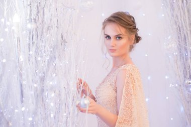 arka planda ışıkları ile güzel bir genç kadın portresi. Yeni yıl ve Noel Temalar