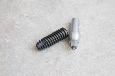 Abatmans tablo ile bir diş implantı fotoğrafı. 