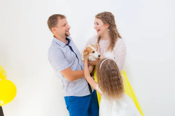 Una giovane famiglia felice con un figlio e un cane di razza gallese Corgi Pembroke. mamma, papà, figlia — Foto Stock