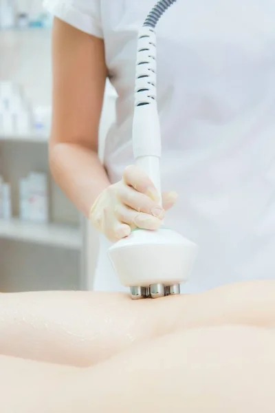 Maskinvara kosmetologi. Kvinna anti-cellulit behandling på medicinska spacenter. Kvinna får anti-cellulit massage i spasalong. Kroppskonturering behandling på klinik. — Stockfoto