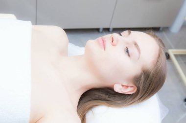 Genç güzel mavi gözlü kadın ile bir güzellik yatıyor