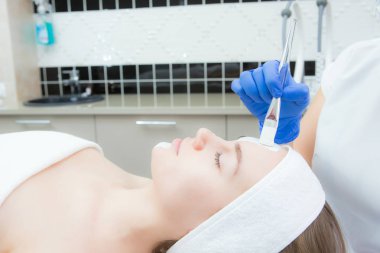 Spa genç güzel kadın maskesi uygulamak güzellik uzmanı
