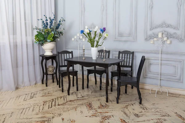 Table chairs in the interior. classic dining room — Stock Photo, Image