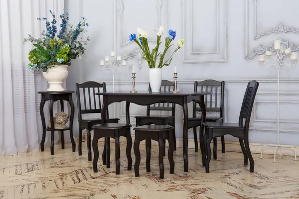 Table chairs in the interior. classic dining room — Stock Photo, Image